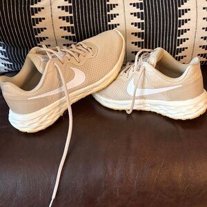 Nike Women's Beige and White Athletic Running Shoes